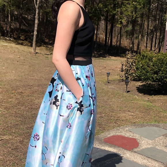 PROM DRESS - Picture 3 of 8